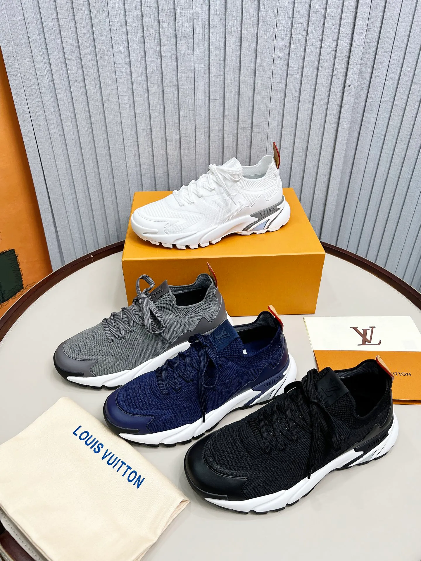 Top version: 560💰 LV Louis Vuitton L Jialu brand Runner Tatic series thick-soled casual sports shoes running shoes Original purchase development and production This LV Runner Tatic sports shoe is blended with fly-knit fabric material to interpret the inspiration of traditional mountaineering shoes. The LV letters are written on one side, the Louis Vuitton logo, and the light and wear-resistant rubber outsole complete the whole package. The delivery counter is exquisitely packaged🛍📦 ▪️Fabrics: Original imported custom fly-knit fabric ▪️Inner lining: Original custom-made breathable mesh ▪️Sole: Original molded anti-slip rubber combination material ▪️Sole thickness: 4CM ▪️Size: Men's 39-45